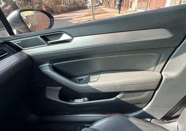 Volkswagen Passat cena 68500 przebieg: 54000, rok produkcji 2017 z Warszawa małe 742